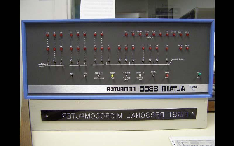 Altair 8800(1975) |市场上第一台个人电脑, 全国网赌正规平台在1975年为其图书馆购买了一台. 不幸的是，Altair不能支持库应用程序. (由Jean Jennings Bartik计算机博物馆提供)